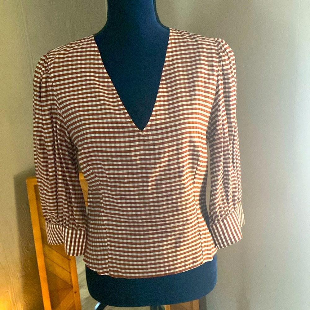 Red and white V-neck blouse with three-quarter sleeves and zipper side